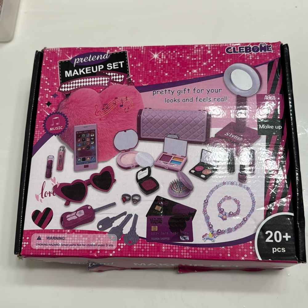 NWT Clebone Pretend Makeup set New